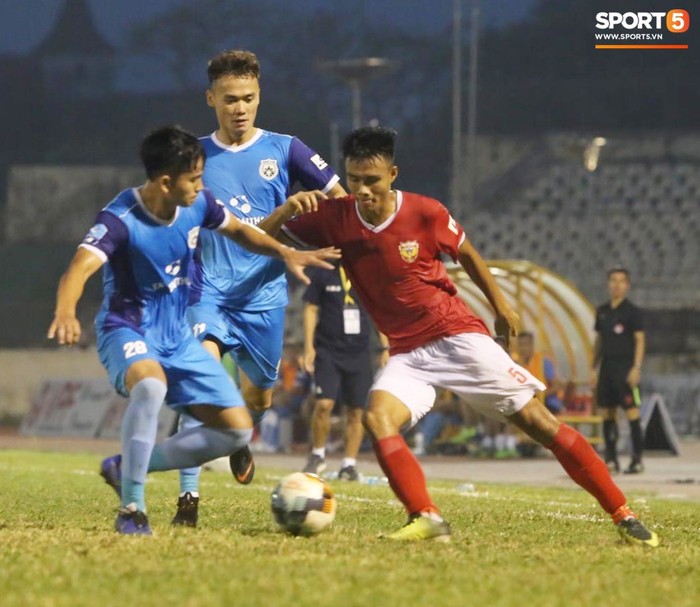 Hai cầu thủ Hà Tĩnh nhận thẻ đỏ ở trận đấu với Phố Hiến FC vì cùng một lỗi đánh nguội - Ảnh 3.
