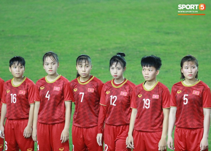 Hot girl của U19 Việt Nam đượm buồn vì không thể giúp đội nhà chiến thắng - Ảnh 1.