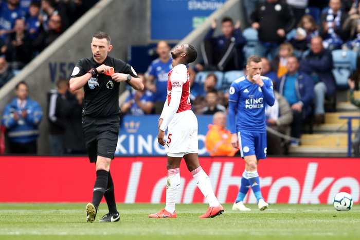 Leicester 3-0 Arsenal: Thua thảm sau chiếc thẻ đỏ tai hại, Pháo thủ rời xa tham vọng vào top 4 - Ảnh 2.