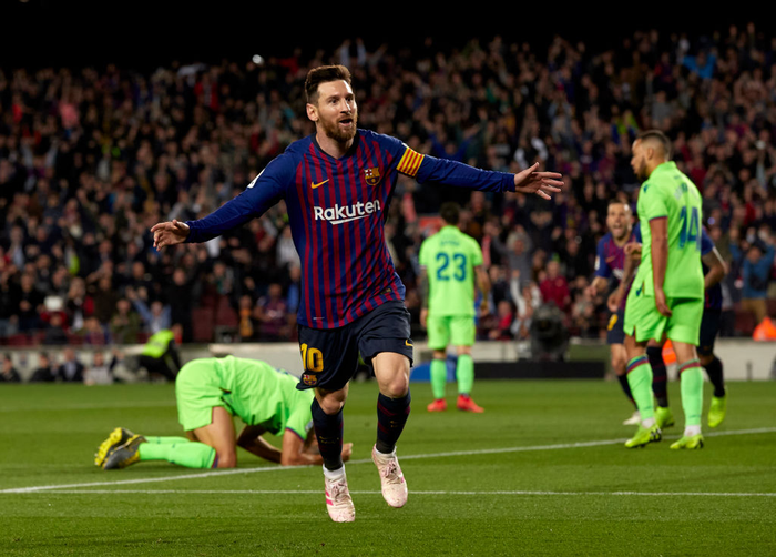 Khoảnh khắc đẹp ngày Barcelona vô địch La Liga: Messi quỳ rạp xuống sân, hạnh phúc ôm chầm con trai - Ảnh 1.