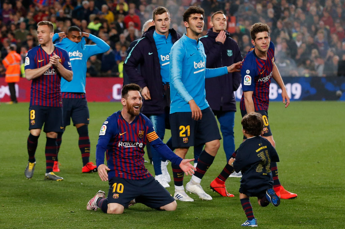 Khoảnh khắc đẹp ngày Barcelona vô địch La Liga: Messi quỳ rạp xuống sân, hạnh phúc ôm chầm con trai - Ảnh 2.