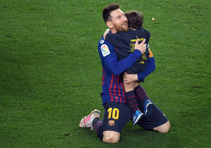Khoảnh khắc đẹp ngày Barcelona vô địch La Liga: Messi quỳ rạp xuống sân, hạnh phúc ôm chầm con trai - Ảnh 3.