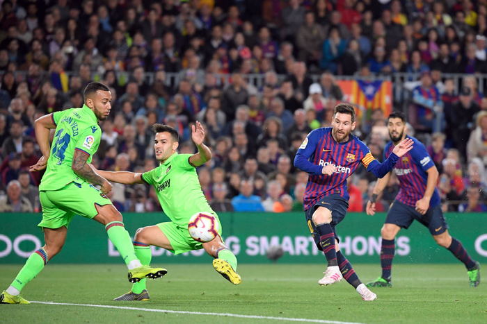 Messi lại hóa siêu anh hùng, Barcelona nâng cúp vô địch La Liga trước 3 vòng đấu - Ảnh 4.