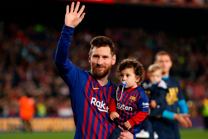 Khoảnh khắc đẹp ngày Barcelona vô địch La Liga: Messi quỳ rạp xuống sân, hạnh phúc ôm chầm con trai - Ảnh 4.