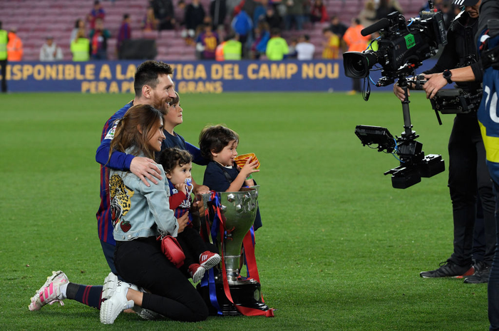 Khoảnh khắc đẹp ngày Barcelona vô địch La Liga: Messi quỳ rạp xuống sân, hạnh phúc ôm chầm con trai - Ảnh 5.