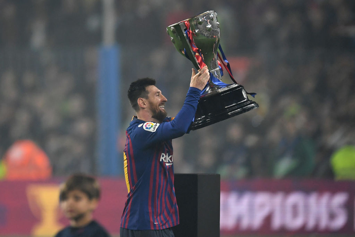 Khoảnh khắc đẹp ngày Barcelona vô địch La Liga: Messi quỳ rạp xuống sân, hạnh phúc ôm chầm con trai - Ảnh 6.