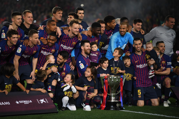 Khoảnh khắc đẹp ngày Barcelona vô địch La Liga: Messi quỳ rạp xuống sân, hạnh phúc ôm chầm con trai - Ảnh 7.