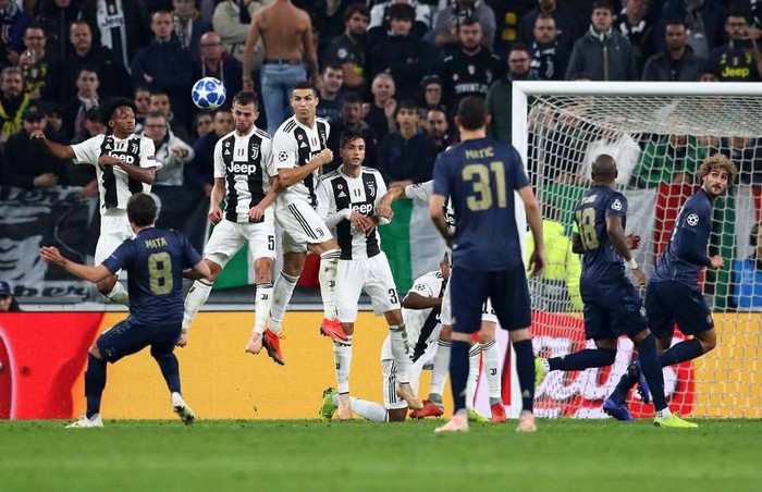 Cristiano Ronaldo muốn Juventus đánh bại Barcelona trong cuộc đua giành sao Manchester United - Ảnh 2.