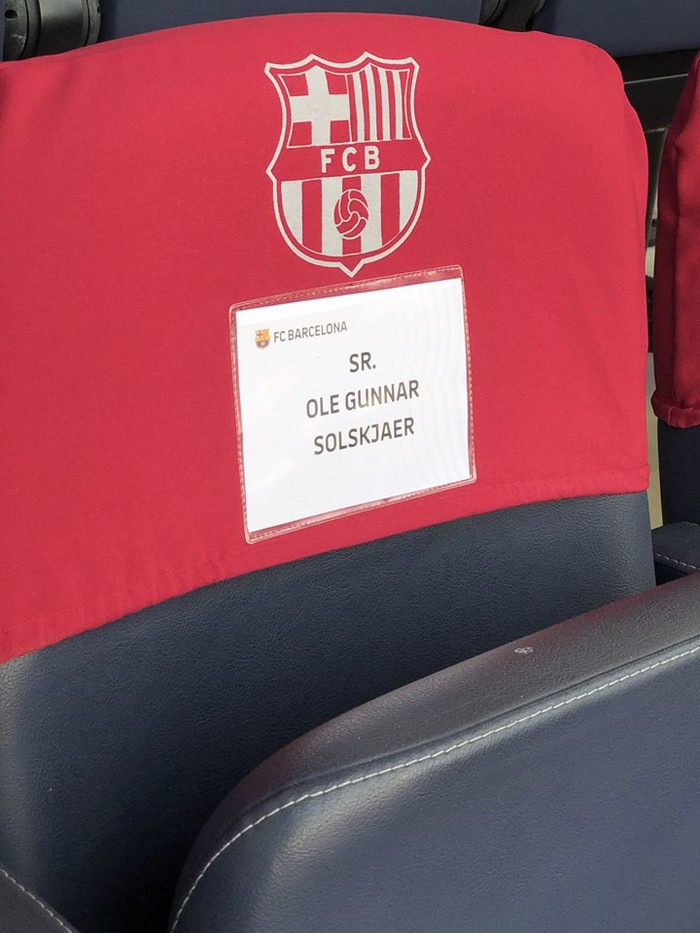 Solskjaer cười sảng khoái khi đi trinh thám Barcelona, fan MU trêu: Khoảnh khắc những người bán hành nhận ra khách hàng tiềm năng - Ảnh 1.