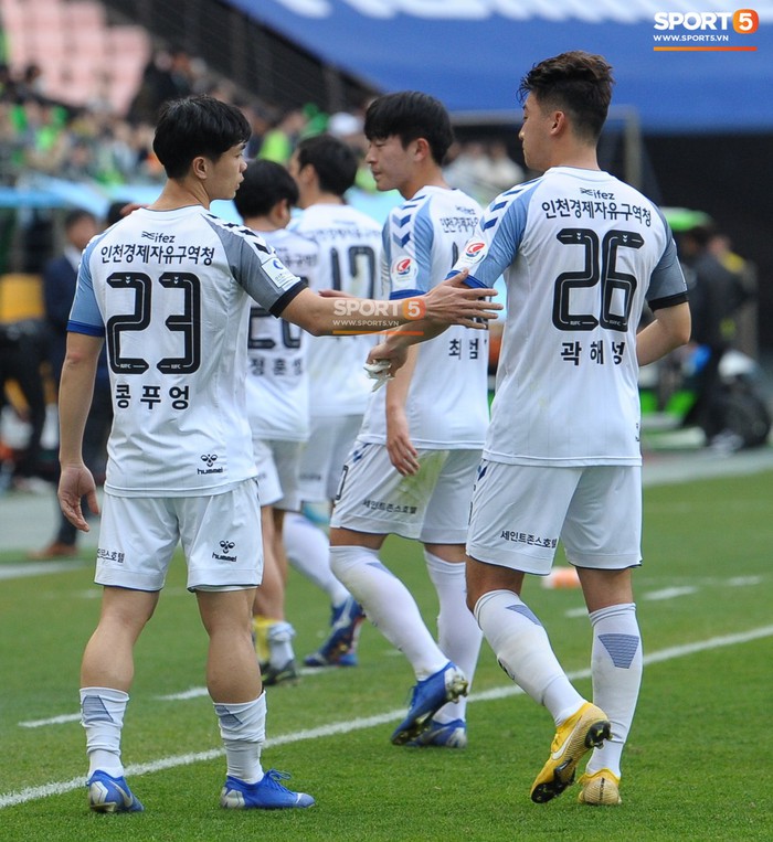 Công Phượng có hành động đẹp với đồng đội trong ngày Incheon United thua trận - Ảnh 13.