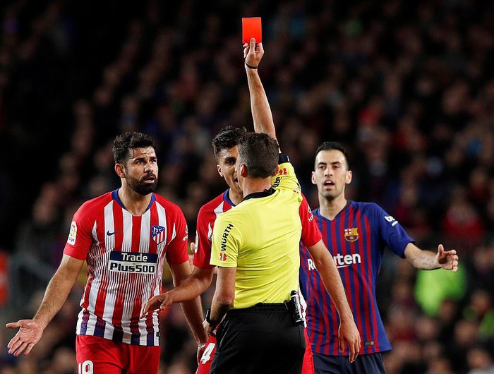 Gã điên Diego Costa chửi thẳng mặt trọng tài, Atletico Madrid dâng chức vô địch vào tay Barcelona - Ảnh 3.