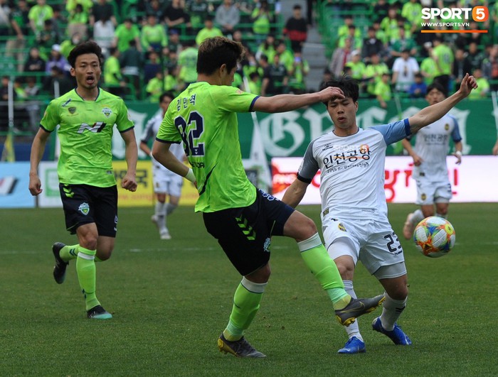 Công Phượng có hành động đẹp với đồng đội trong ngày Incheon United thua trận - Ảnh 6.