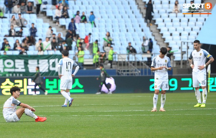 Công Phượng có hành động đẹp với đồng đội trong ngày Incheon United thua trận - Ảnh 9.