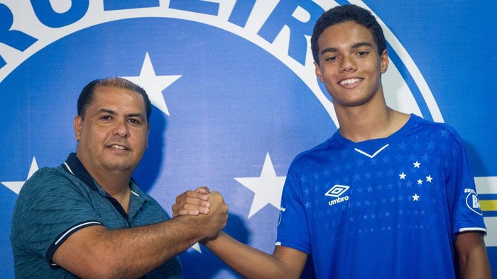 Con trai huyền thoại Ronaldinho ký hợp đồng chuyên nghiệp với Cruzeiro - Ảnh 1.