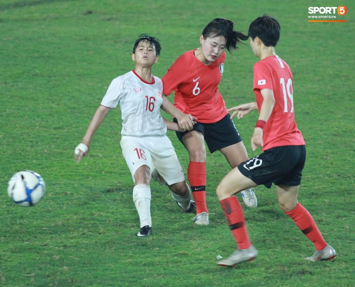 HLV Park Hang-seo tươi cười rạng rỡ theo dõi trận đấu giữa U19 nữ Việt Nam vs U19 nữ Hàn Quốc - Ảnh 1.
