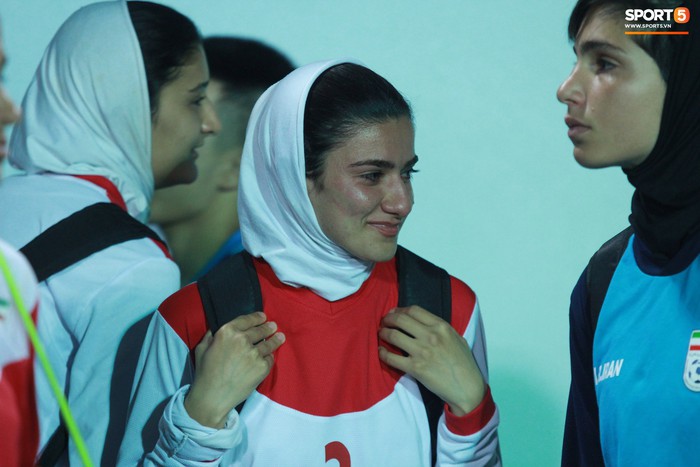 Muôn vàn trạng thái cảm xúc của U19 nữ Iran khi theo dõi trận đấu U19 nữ Việt Nam vs U19 nữ Hàn Quốc - Ảnh 13.