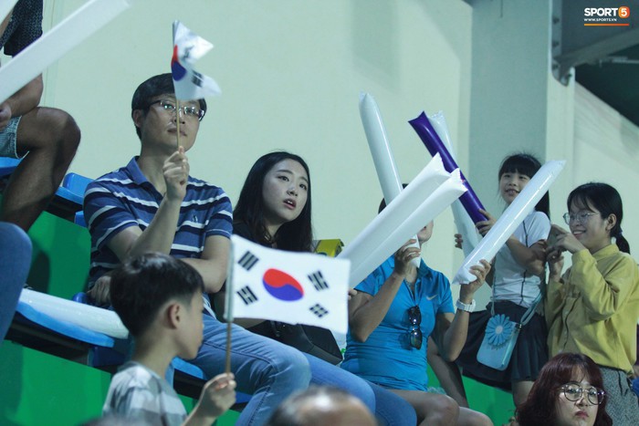 HLV Park Hang-seo tươi cười rạng rỡ theo dõi trận đấu giữa U19 nữ Việt Nam vs U19 nữ Hàn Quốc - Ảnh 11.