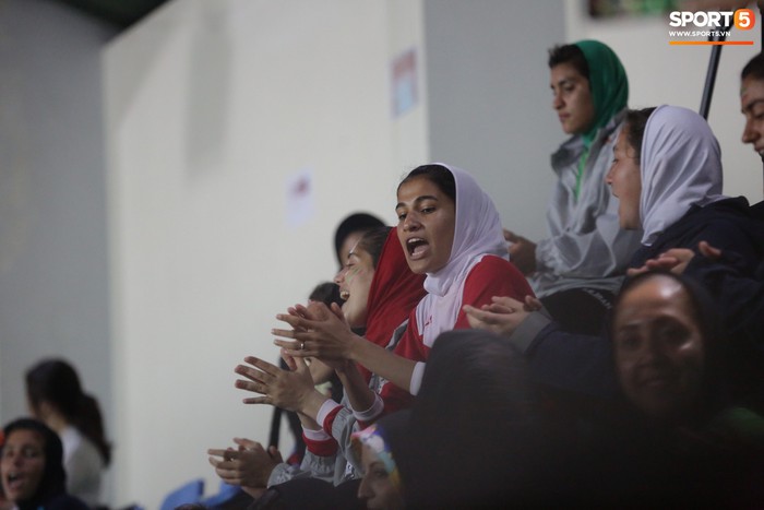 Muôn vàn trạng thái cảm xúc của U19 nữ Iran khi theo dõi trận đấu U19 nữ Việt Nam vs U19 nữ Hàn Quốc - Ảnh 3.