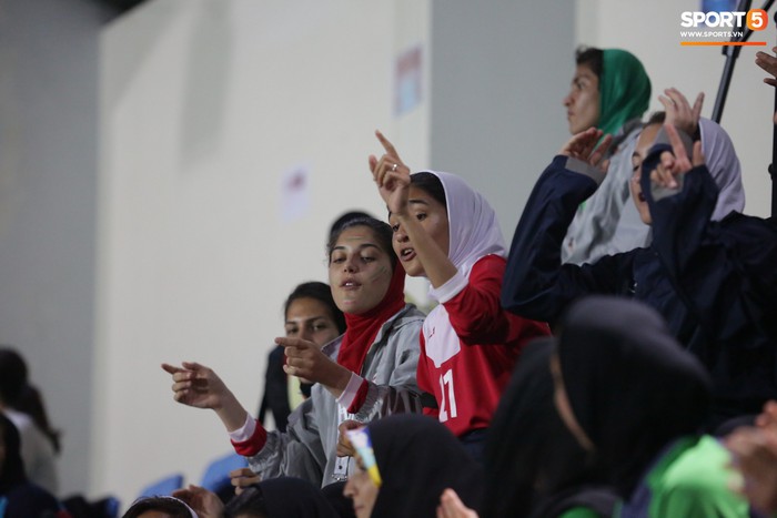 Muôn vàn trạng thái cảm xúc của U19 nữ Iran khi theo dõi trận đấu U19 nữ Việt Nam vs U19 nữ Hàn Quốc - Ảnh 4.