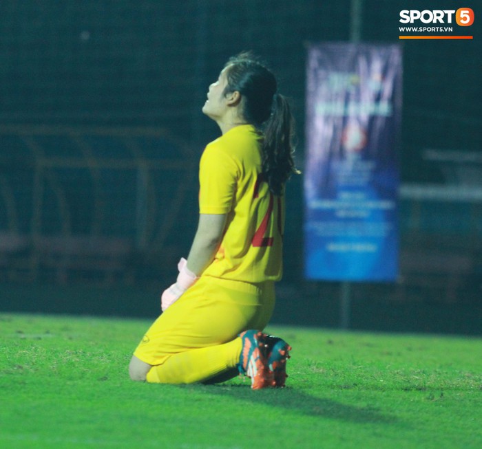 Cầu thủ U19 nữ Việt Nam xúc động, ôm chầm lấy người thân khóc nức nở khi nghe tin lọt vào VCK U19 châu Á - Ảnh 3.