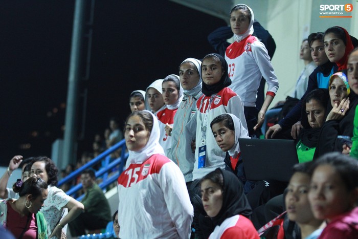 Muôn vàn trạng thái cảm xúc của U19 nữ Iran khi theo dõi trận đấu U19 nữ Việt Nam vs U19 nữ Hàn Quốc - Ảnh 6.