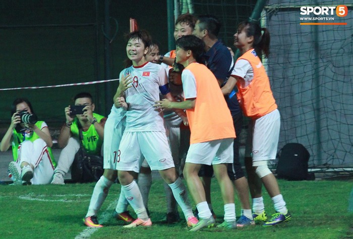 Cầu thủ U19 nữ Việt Nam xúc động, ôm chầm lấy người thân khóc nức nở khi nghe tin lọt vào VCK U19 châu Á - Ảnh 4.