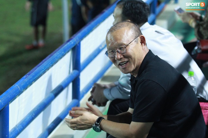 HLV Park Hang-seo tươi cười rạng rỡ theo dõi trận đấu giữa U19 nữ Việt Nam vs U19 nữ Hàn Quốc - Ảnh 6.