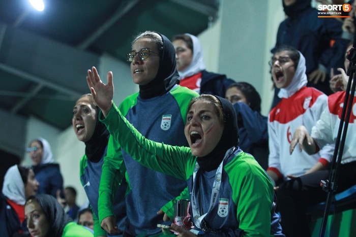 Muôn vàn trạng thái cảm xúc của U19 nữ Iran khi theo dõi trận đấu U19 nữ Việt Nam vs U19 nữ Hàn Quốc - Ảnh 7.