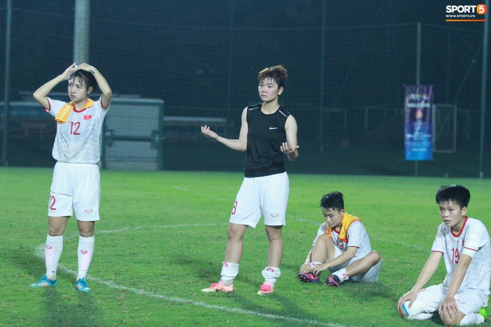 Cầu thủ U19 nữ Việt Nam xúc động, ôm chầm lấy người thân khóc nức nở khi nghe tin lọt vào VCK U19 châu Á - Ảnh 5.