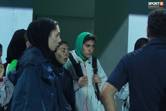 Muôn vàn trạng thái cảm xúc của U19 nữ Iran khi theo dõi trận đấu U19 nữ Việt Nam vs U19 nữ Hàn Quốc - Ảnh 9.