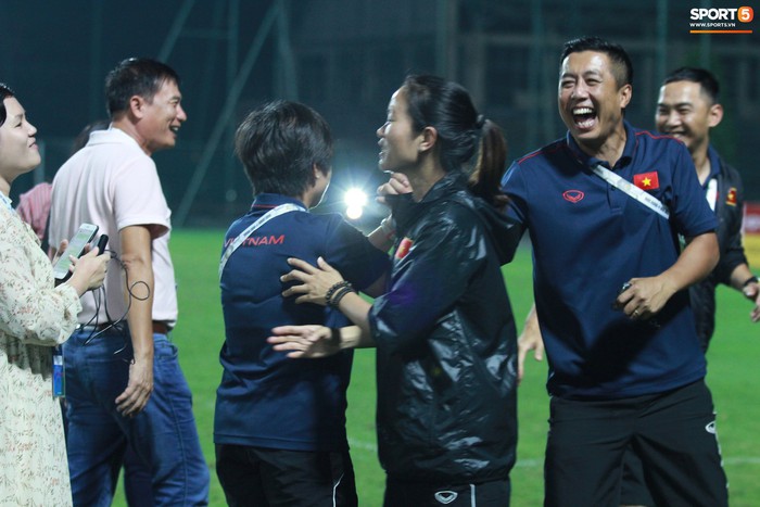 Cầu thủ U19 nữ Việt Nam xúc động, ôm chầm lấy người thân khóc nức nở khi nghe tin lọt vào VCK U19 châu Á - Ảnh 8.