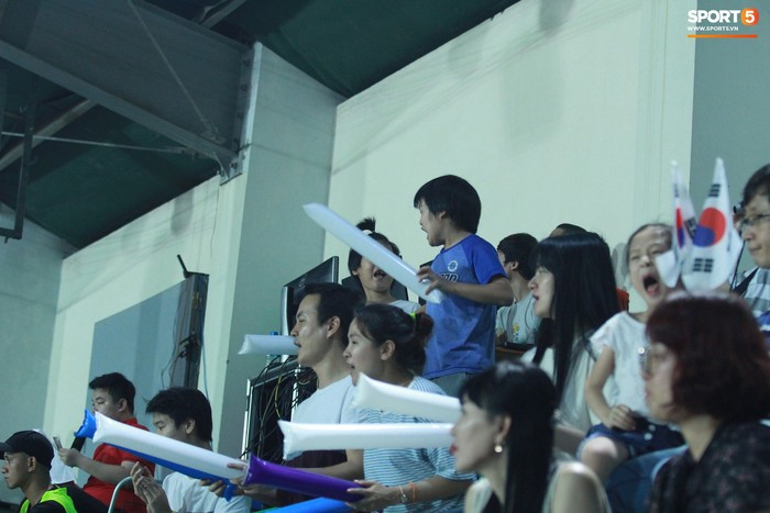 HLV Park Hang-seo tươi cười rạng rỡ theo dõi trận đấu giữa U19 nữ Việt Nam vs U19 nữ Hàn Quốc - Ảnh 9.