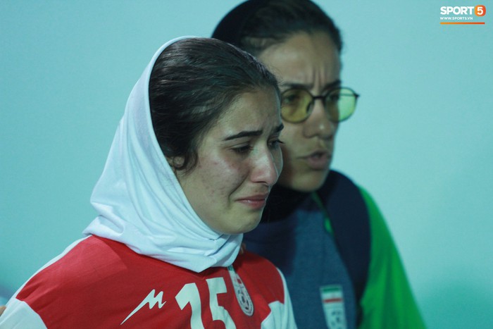 Muôn vàn trạng thái cảm xúc của U19 nữ Iran khi theo dõi trận đấu U19 nữ Việt Nam vs U19 nữ Hàn Quốc - Ảnh 10.