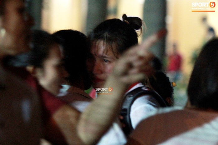 Cầu thủ U19 nữ Việt Nam xúc động, ôm chầm lấy người thân khóc nức nở khi nghe tin lọt vào VCK U19 châu Á - Ảnh 11.
