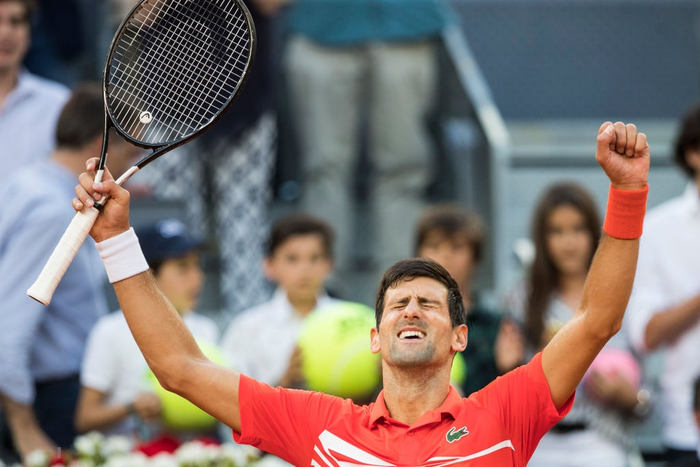 Djokovic vô địch Madrid Open, khiến hot boy quần vợt chỉ còn biết trầm trồ thán phục - Ảnh 6.
