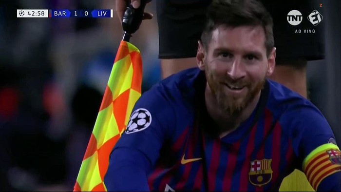 Messi nở nụ cười tinh quái sau pha đi bóng kỹ thuật khiến đối thủ nổi cơn điên - Ảnh 4.