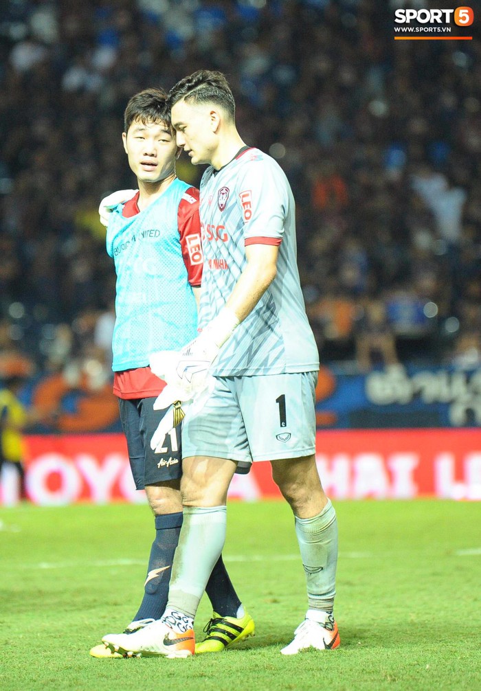 Xuân Trường, Văn Lâm ôm nhau đầy tình cảm sau trận đối đầu tại Thai League - Ảnh 2.