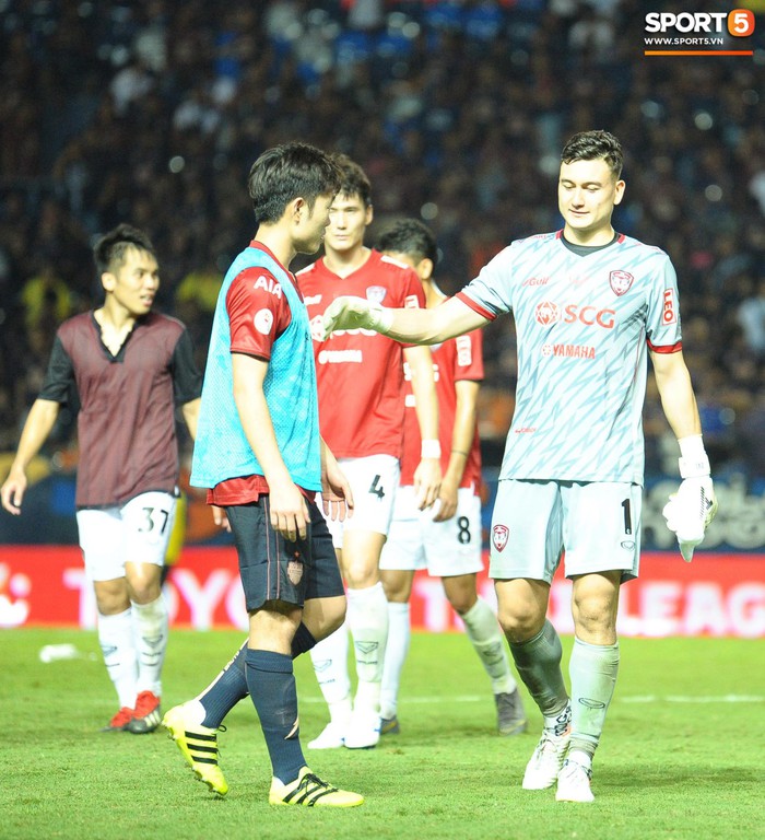 Xuân Trường, Văn Lâm ôm nhau đầy tình cảm sau trận đối đầu tại Thai League - Ảnh 1.