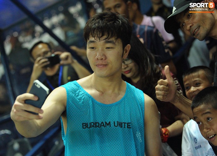 Xuân Trường, Văn Lâm ôm nhau đầy tình cảm sau trận đối đầu tại Thai League - Ảnh 12.