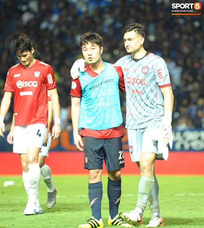 Xuân Trường, Văn Lâm ôm nhau đầy tình cảm sau trận đối đầu tại Thai League - Ảnh 3.