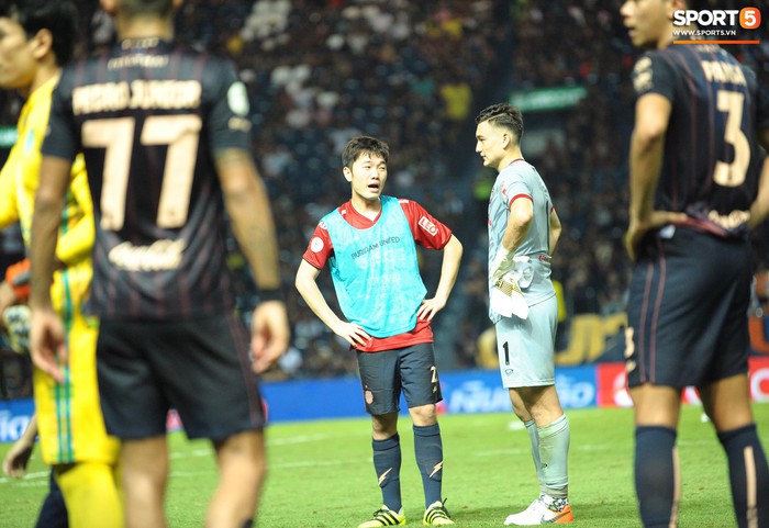 Xuân Trường, Văn Lâm ôm nhau đầy tình cảm sau trận đối đầu tại Thai League - Ảnh 4.
