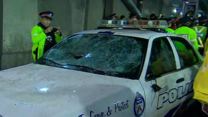 Ăn mừng quá trớn, một bộ phận người hâm mộ Toronto Raptors tiện tay đập phá xe cảnh sát - Ảnh 3.