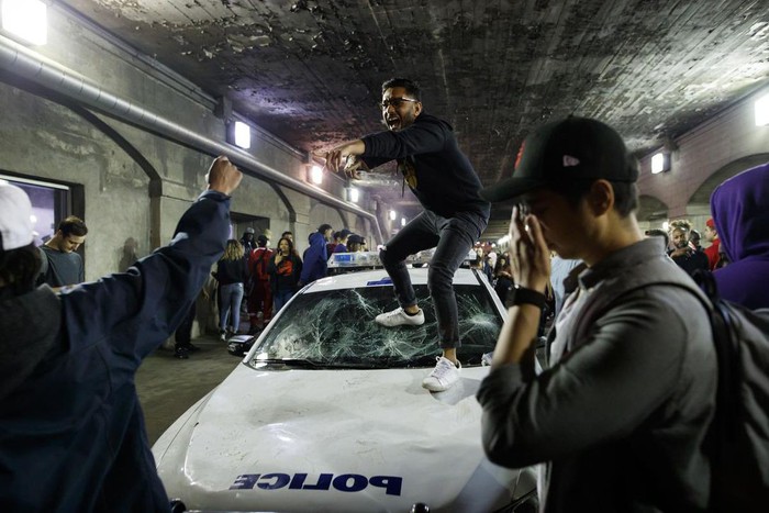 Ăn mừng quá trớn, một bộ phận người hâm mộ Toronto Raptors tiện tay đập phá xe cảnh sát - Ảnh 2.