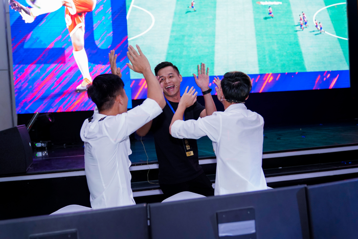 Hàng trăm game thủ cháy hết mình trong tiệc sinh nhật FIFA Online 4 tròn 1 tuổi - Ảnh 12.