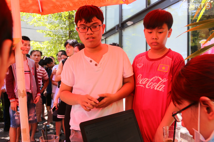Hàng dài fan đội nắng gắt Đà Nẵng đứng xếp hàng mua vé xem vòng chung kết AWC 2019 - Ảnh 10.