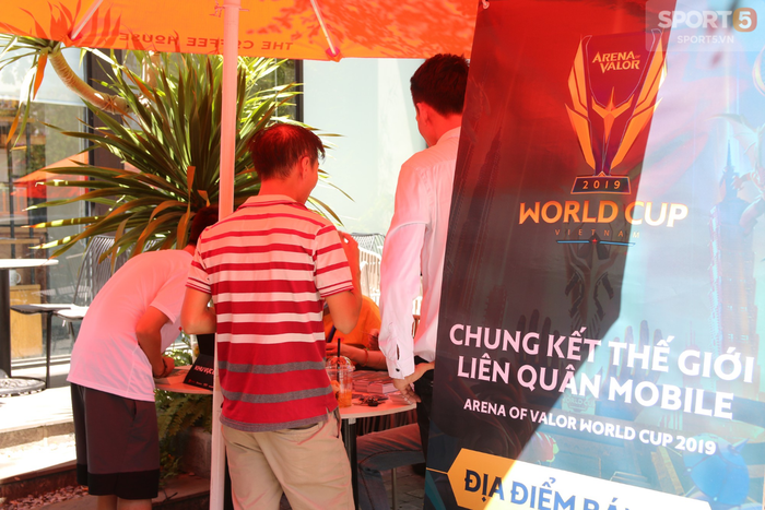 Hàng dài fan đội nắng gắt Đà Nẵng đứng xếp hàng mua vé xem vòng chung kết AWC 2019 - Ảnh 7.