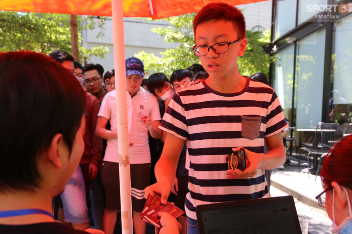 Hàng dài fan đội nắng gắt Đà Nẵng đứng xếp hàng mua vé xem vòng chung kết AWC 2019 - Ảnh 11.