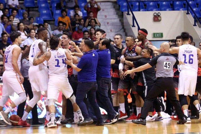 Đấm vào hạ bộ đối phương, cựu sao NBA xảy ra xô xát tại giải Philippines - Ảnh 2.