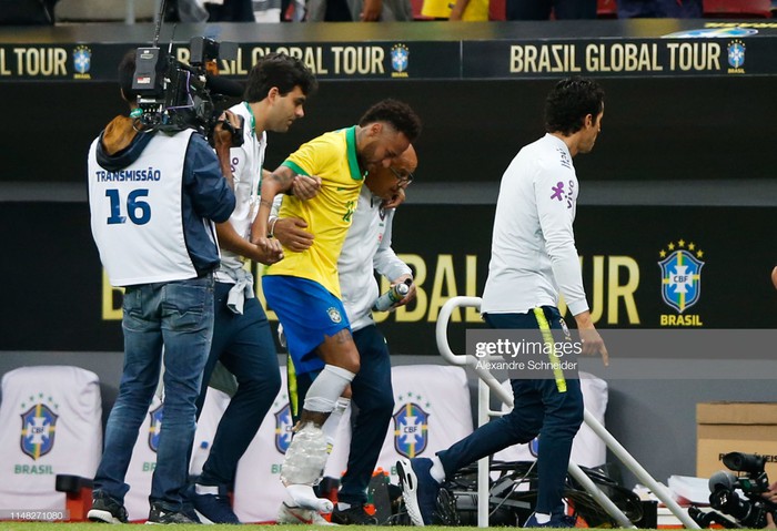 Neymar Jr đau đớn bật khóc khi dính chấn thương mắt cá ở trận giao hữu với Qatar - Ảnh 2.