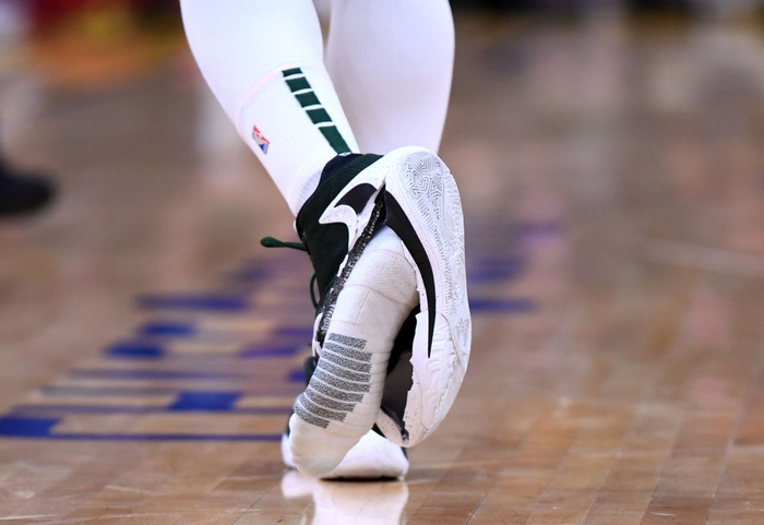 Sau sự cố với sao trẻ Zion Williamson, Nike tiếp tục &quot;dính phốt&quot; với dòng giày riêng của Giannis Antetokounmpo - Ảnh 1.